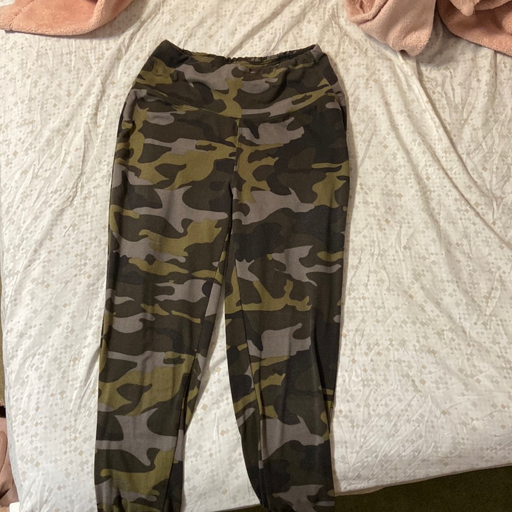 Camouflaged high waisted leggings.